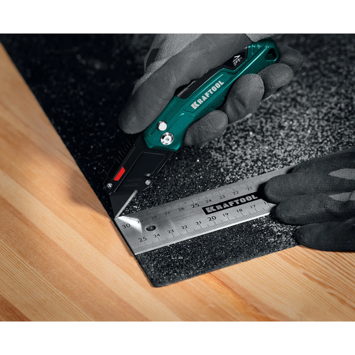 Нож складной компактный KRAFTOOL с трапециевидным лезвием, тип А24 (09242)