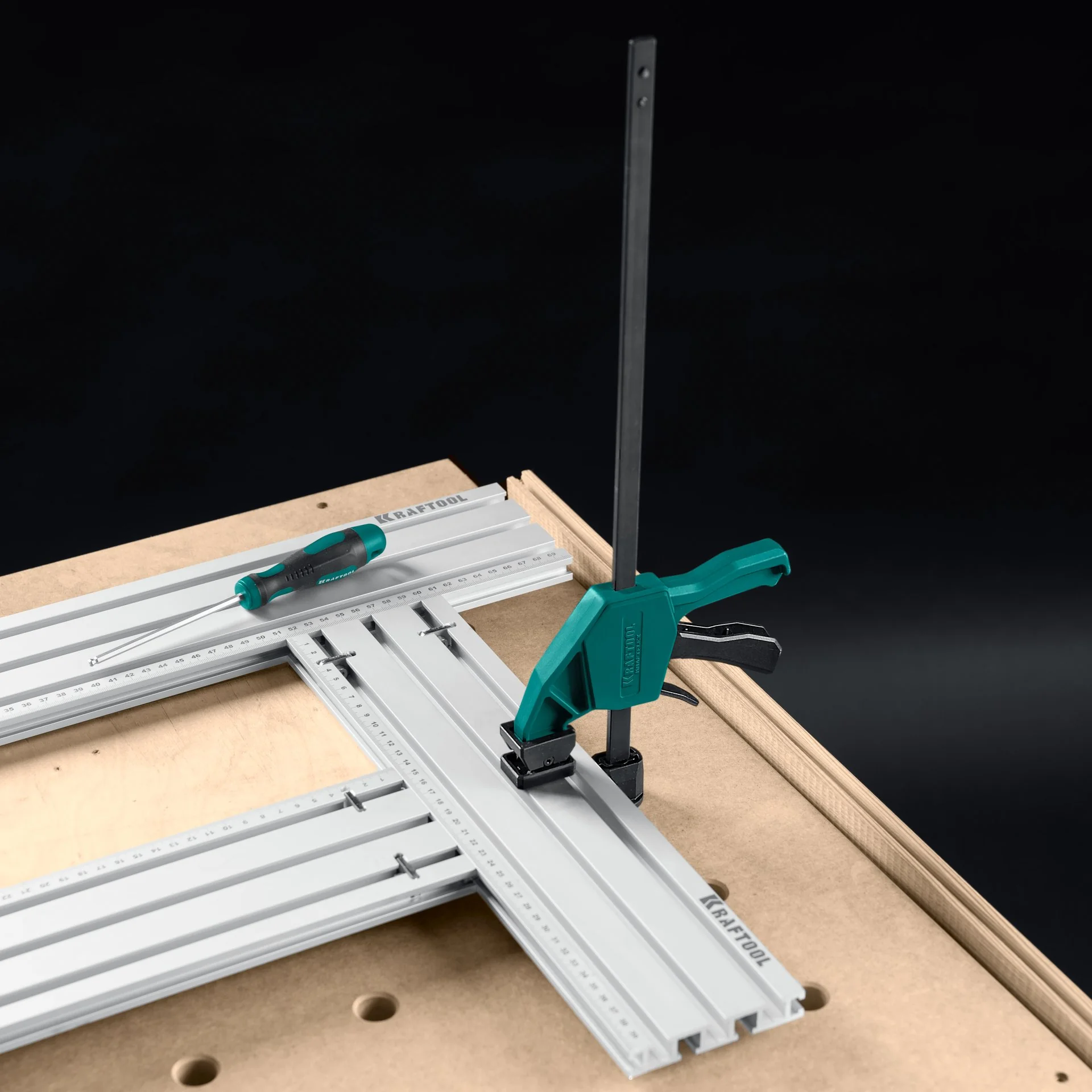 Вертикальная быстрозажимная струбцина пистолетного типа KRAFTOOL KRAFTFLEX GDH-300/60 в отверстия 20 мм (32801)