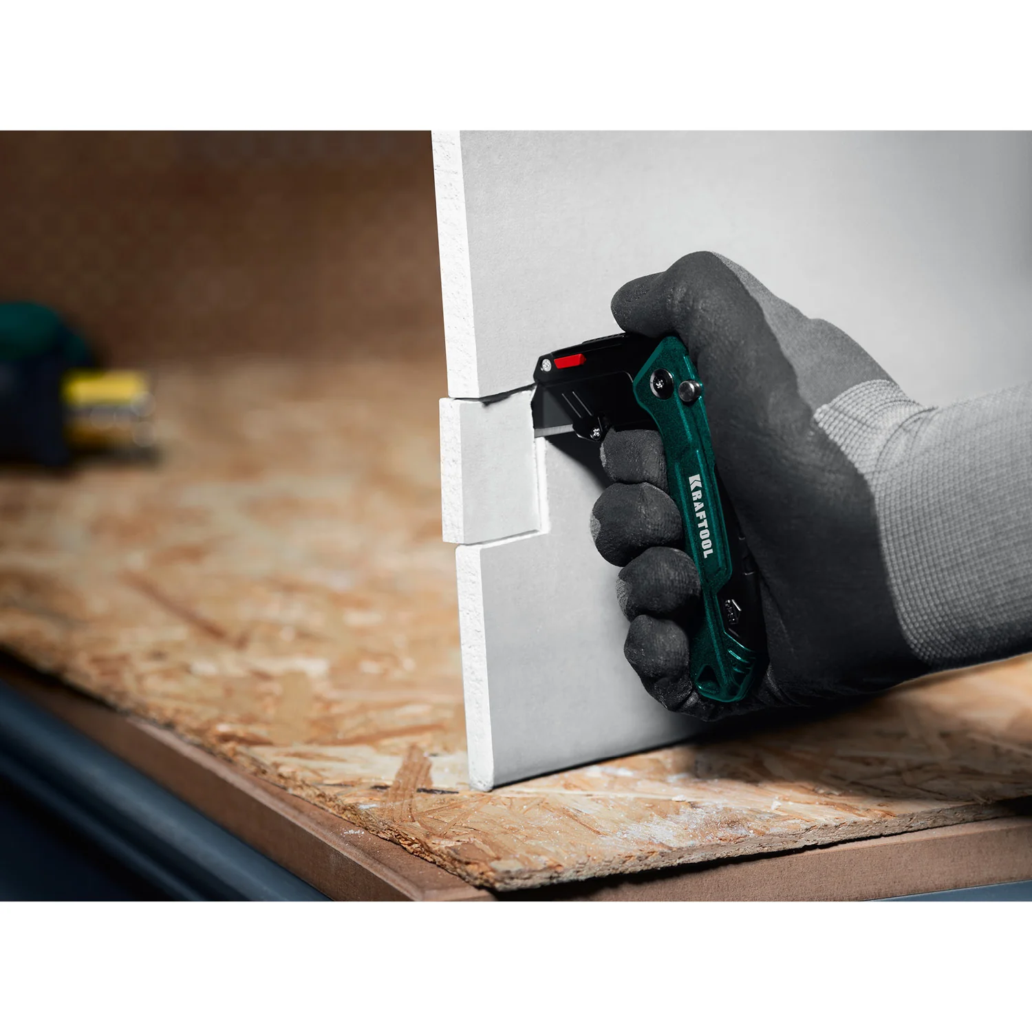 Нож складной компактный KRAFTOOL с трапециевидным лезвием, тип А24 (09242)